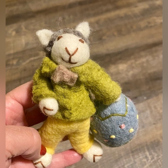 Gry & Sif Wool Bunny Bowtie & Flower Grey Sheep with Green Jacket Egg Fair Trade - Picture 4 of 11